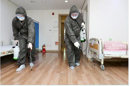 18일 성동구의 한 요양병원에서 구청관계자들이 코로나19 예방을 위해 방역 작업을 하고 있다.   ⓒ성동구