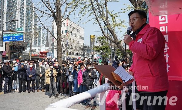 [시사프라임 / 임문식 기자] 제21대 총선에서 서울 종로구에 출마한 미래통합당 황교안 후보가 3일 동묘역 롯데캐슬 앞에서 유세연설을 하고 있다. 
