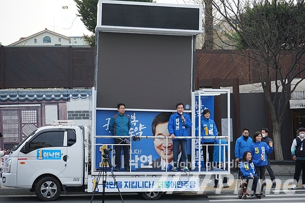 [시사프라임 / 임문식 기자] 제21대 국회의원 선거에서 서울 종로구에 출마한 더불어민주당 이낙연 후보가 7일 오전 종로구 재동 거리에서 차량 유세를 하고 있다. 