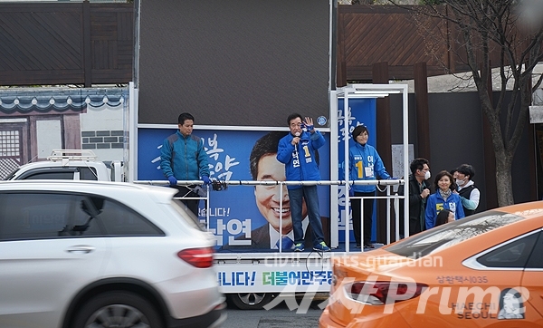 [시사프라임 / 임문식 기자] 제21대 국회의원 선거에서 서울 종로구에 출마한 더불어민주당 이낙연 후보가 7일 오전 종로구 재동 거리에서 차량 유세를 하고 있다. 