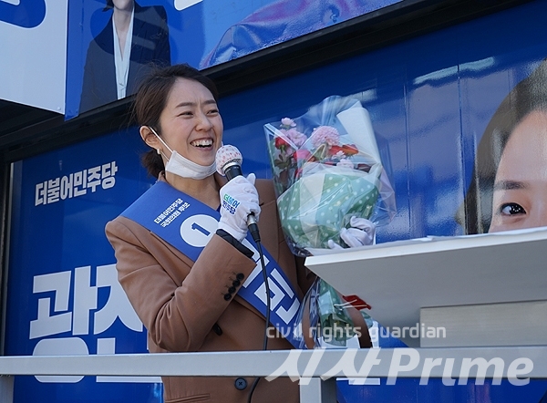 [시사프라임 / 임문식 기자] 제21대 국회의원 선거에서 서울 광진을에 출마한 더불어민주당 고민정 후보가 8일 오후 서울 광진구 노룬산시장 입구에서 유세 연설을 하던 도중 한 지지자가 건네 준 꽃다발을 들고 있다.