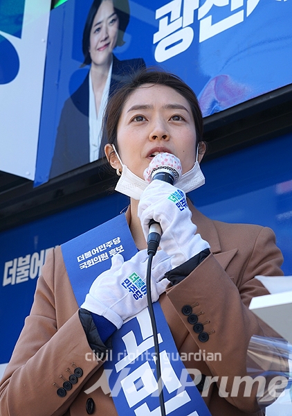 [시사프라임 / 임문식 기자] 제21대 국회의원 선거에서 서울 광진을에 출마한 더불어민주당 고민정 후보가 8일 오후 서울 광진구 노룬산시장 입구에서 차량유세 연설을 하고 있다. 