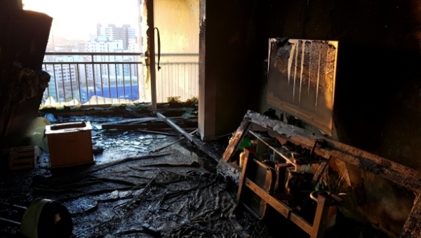 울산시 동구의 한 아파트에서 불이 나 초등학생 동생과 고등학생 형이 숨졌다. 화재로 검게 그을린 아파트 내부. ⓒ울산소방본부