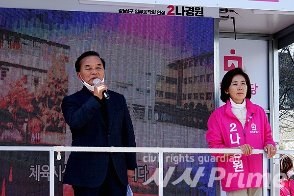 [시사프라임 / 임문식 기자] 미래통합당 정갑윤 국회의원이 13일 오후 서울 동작구 힐스테이트상도센트럴파크 부근에서 나경원 동작구을 후보를 지원하기 위한 유세 연설을 하고 있다.  