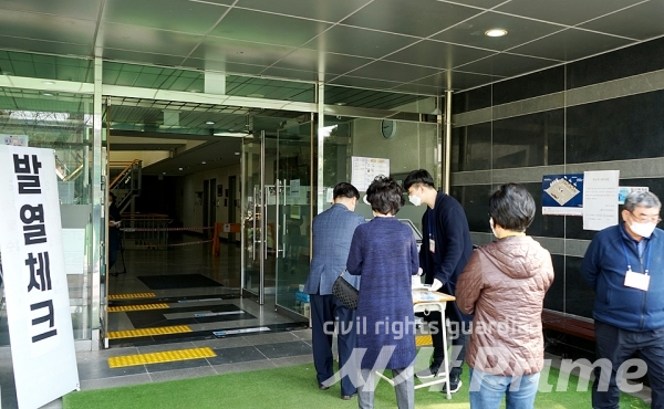 [시사프라임 / 임문식 기자] 제21대 국회의원 선거 투표 당일인 15일 오전 서울 종로구 평창동에 마련된 제3투표소에서 투표를 하러 나온 주민이 투표소로 들어서고 있다.