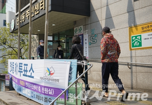 [시사프라임 / 임문식 기자] 제21대 국회의원 선거 투표 당일인 15일 오전 서울 서대문구 연희동 제1투표소에선 비교적 한산한 가운데 투표가 진행되고 있다. 