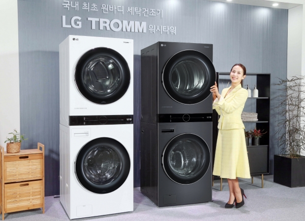 LG전자가 23일 일체형 디자인의 원바디(One Body) 세탁건조기 'LG 트롬 워시타워'를 출시하며 새로운 의류관리문화를 제시한다. 배우 조여정씨가 LG 트롬 워시타워를 소개하고 있다. ⓒLG전자