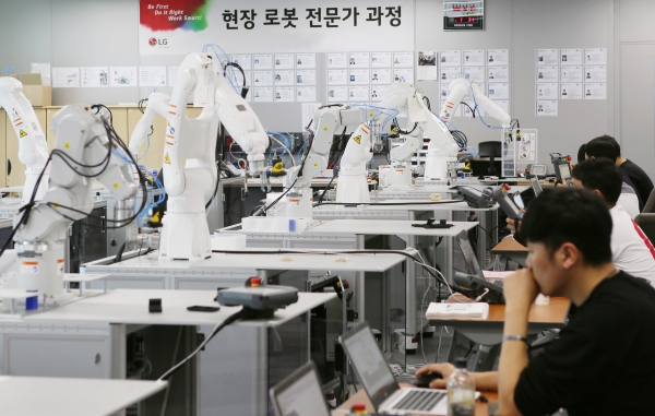 경기도 평택시 LG전자 러닝센터에서 협력사 직원들이 로봇 자동화 교육을 받고  있는 모습.   ⓒLG전자