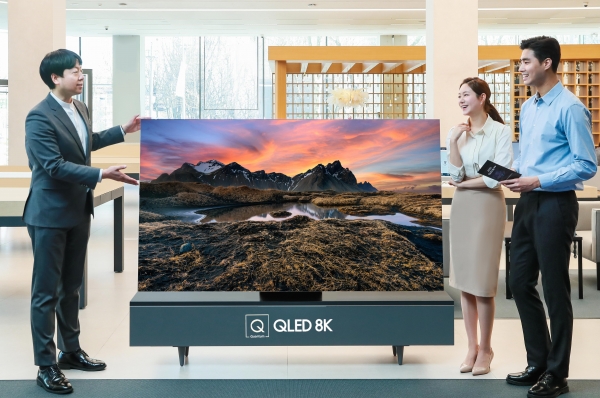 . 판매 상담사가 삼성디지털프라자 삼성대치점에서 2020년형 삼성 QLED TV를 소개하고 있다.  ⓒ삼성전자