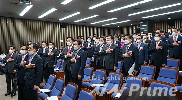 [시사프라임 / 임문식 기자] 미래통합당 4.15총선 당선자들이 28일 오전 국회에서 열린 당선자 총회에서 국민의례를 하고 있다. 