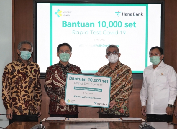 박성호 인도네시아 하나은행 법인장(사진 왼쪽에서 두번째), 트라완 인도네시아 보건부 장관(사진 왼쪽에서 네번째)외 관계자들이 기념촬영을 하고 있다.  ⓒ하나은행