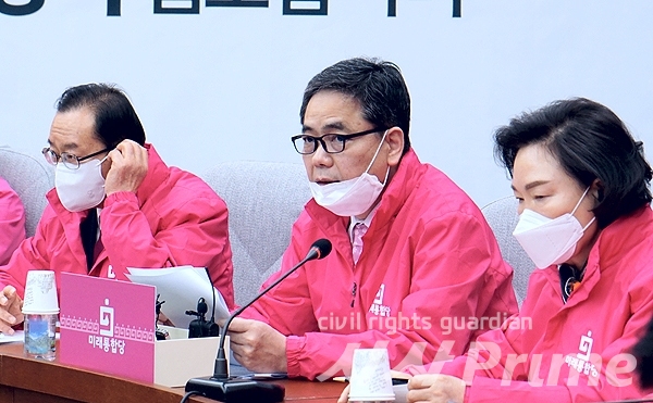 [시사프라임 / 임문식 기자] 미래통합당 곽상도 의원이 17일 오전 국회에서 열린 원내대책회의에서 모두 발언을 하고 있다. 