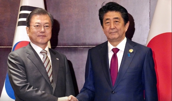 문재인(왼쪽) 대통령과 아베 신조 일본 총리가 2019년 12월 24일 중국 청두 샹그릴라 호텔에서 열린 한·일 정상회담에 앞서 악수하고 있다.  ⓒ청와대