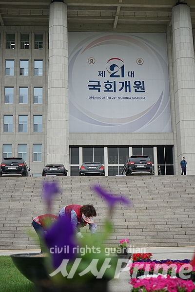 [시사프라임 / 임문식 기자] 2일 서울 여의도 국회의사당 본관 앞에서 국회 개원을 앞둔 가운데 조경화분 작업이 진행되고 있다. 