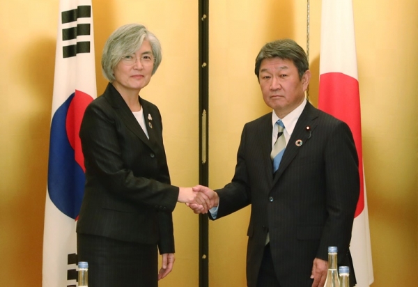 강경화 외교부 장관은 일본 나고야에서 열린 G20 외교장관회의 참석해 모테기 도시미쓰(茂木 敏充) 일본 외무대신과 한일 외교장관회담을 갖고 악수하고 있는 모습. ⓒ외교부