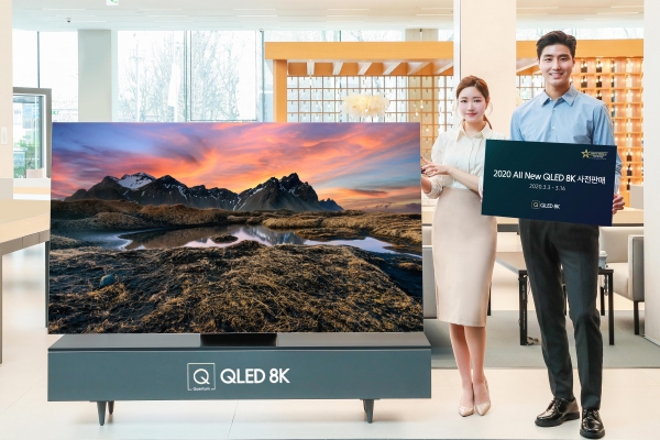 삼성전자 모델이 2020년형 QLED 8K TV 사전판매 이벤트를 소개하고 있다.  ⓒ삼성전자