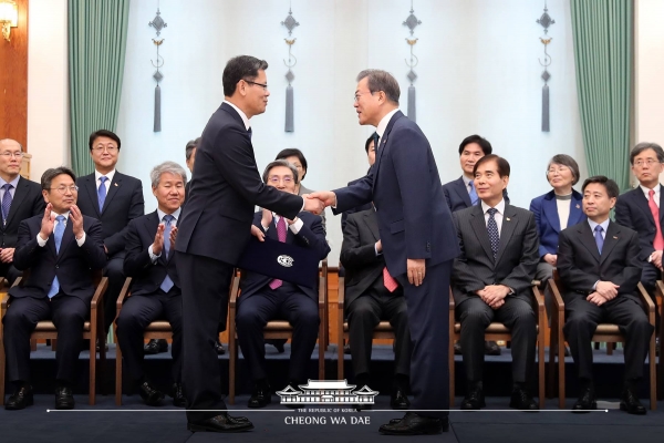 문재인 대통령으로부터 임명장을 수여받은 김연철 통일부 장관.  ⓒ청와대
