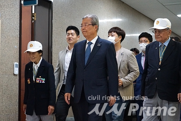 [시사프라임 / 임문식 기자] 미래통합당 김종인 비상대책위원장이 22일 오전 국회에서 열리는 비상대책회의에 참석하기 위해 회의장으로 들어서고 있다. 