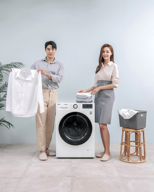모델들이 12kg 용량 LG 트롬 세탁기 씽큐(모델명: F12WVC)를 소개하고 있다.  ⓒLG전자