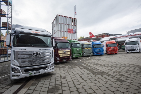 현대자동차 ‘엑시언트 수소전기트럭’ 7대가 고객인도 전달식을 위해 스위스 루체른 교통박물관 앞에 서 있는 모습.  ⓒ현대차