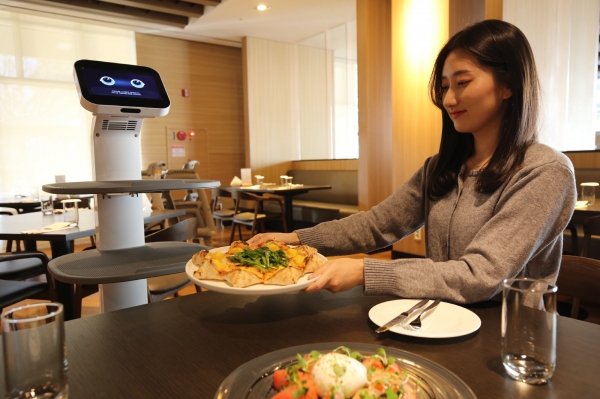 LG 클로이 서브봇(선반형)이 곤지암리조트 레스토랑에서 고객들에서 음식을 서빙하고 있다.   ⓒLG전자