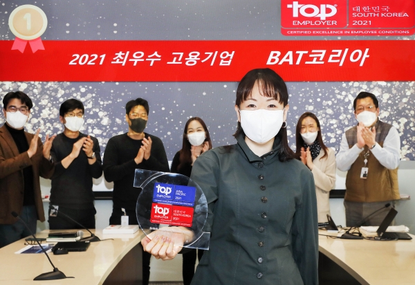 ‘2021 최우수 고용기업’ 선정을 축하하는 BAT코리아 김은지 사장과 임직원 ⓒBAT코리아