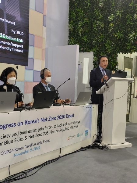 신한금융그룹 조용병 회장이 9일 오후 영국 글래스고에서 열리고 있는 제26차 유엔기후변화협약 당사국총회(2021 United Nations Climate Change Conference, 이하 COP26)의 ‘한국 홍보관’에서 신한금융그룹의 탄소중립전략에 대해 발표하고 있다<br>