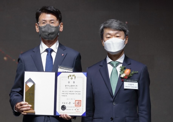 17일 삼성동 코엑스에서 개최된 '2021년 대한민국 기술대상'에서LG디스플레이 모바일 사업부장 김명규부사장(왼쪽)이 '대통령상'을 수상하고 있다.