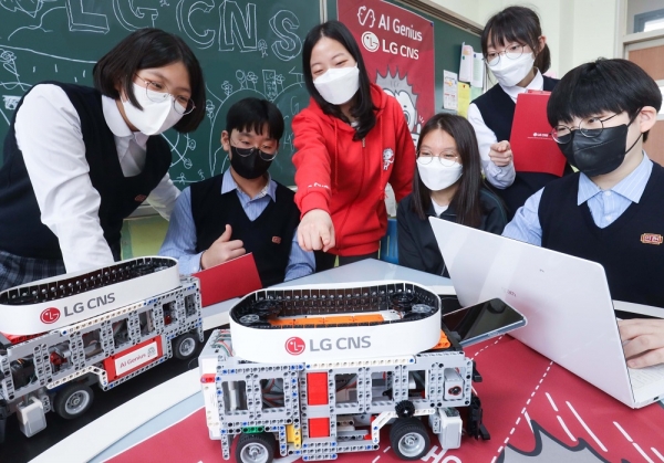 서울시 인헌중학교 학생들이 AI지니어스 수업에서 자율주행 로봇을 만들고 있다.