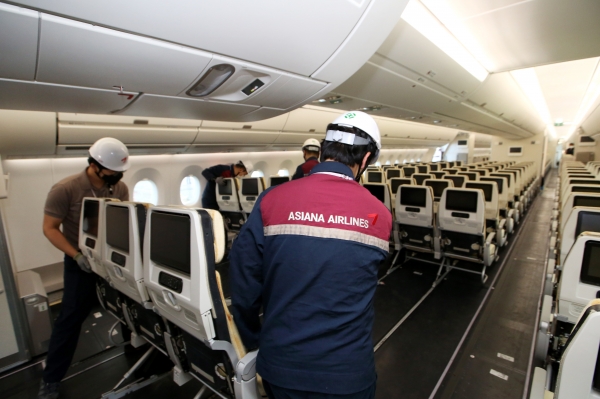 아시아나항공 직원들이 A350 개조 화물기 1대에 다시 좌석을 장착하며 여객기로 원상 복원하는 개조 작업을 하고 있다.  ⓒ아시아나항공