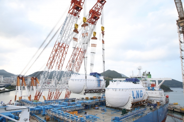 대우조선해양이 포스코와 10여년간의 연구개발 끝에 성공한 고망간강 소재 LNG연료탱크를 선박에 탑재하고 있다.   ⓒ대우조선해양