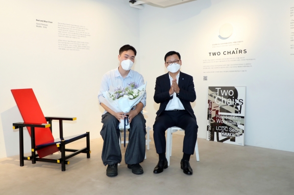 복합문화공간 LCDC(서울 성수동)에서 이원덕 우리은행장(오른쪽)과 이번 전시회 작품을 제작한 김하늘 디자이너가 기념촬영을 하고 있다. ⓒ우리은행