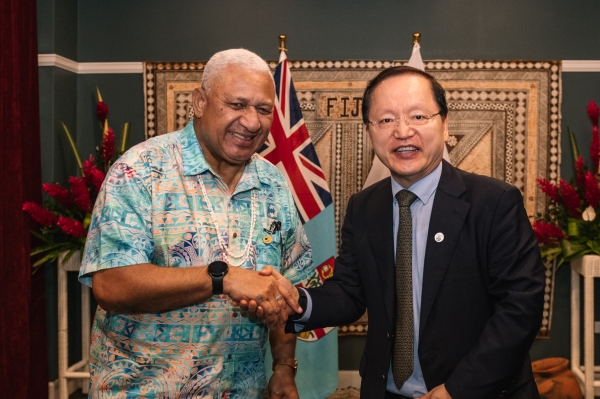 삼성전자 경영지원실장 박학규 사장(사진 오른쪽)이 11일 PIF 정상회의가 열린 피지 그랜드퍼시픽호텔에서 보렝게 바이니마라마 피지 총리를 만나 삼성전자 활동을 소개하고 2030 부산 엑스포 유치 지지를 당부했다.