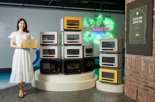삼성전자 모델이 삼진어묵 부산역광장점에서 비스포크 큐커와 이금복 명품세트를 비롯한 삼진어묵 제품을 소개하고 있는 모습.  [사진=임재현 기자]