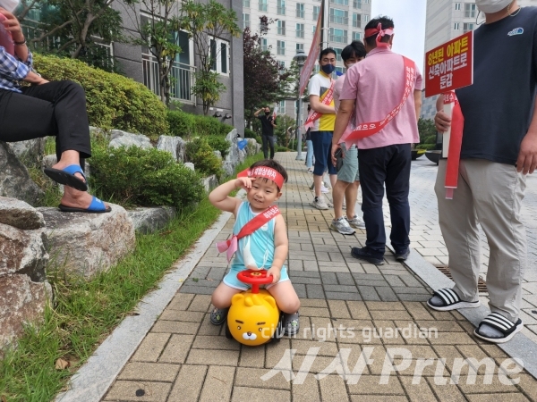한 아이 머리에 두른 반대 시위 머리띠.  [사진=김용철 기자]