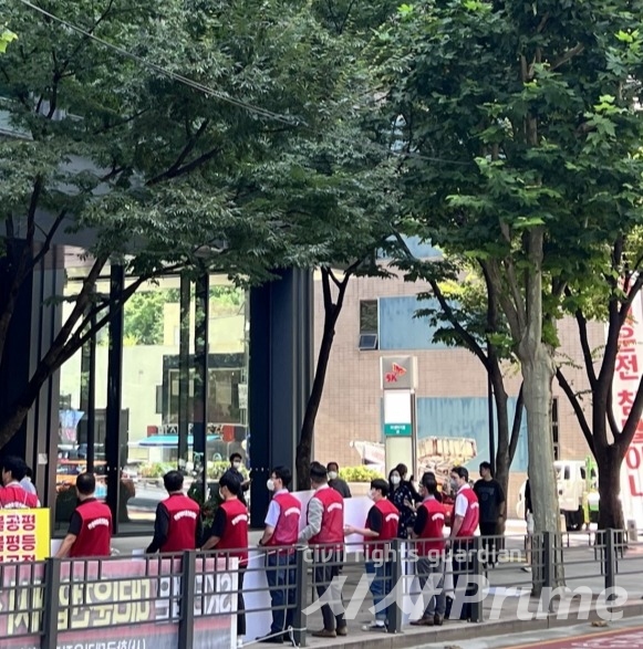 8월 23일, SK 본사 앞에서 시위를 하고 있는 한국대리운전총연합회의 뒷모습.