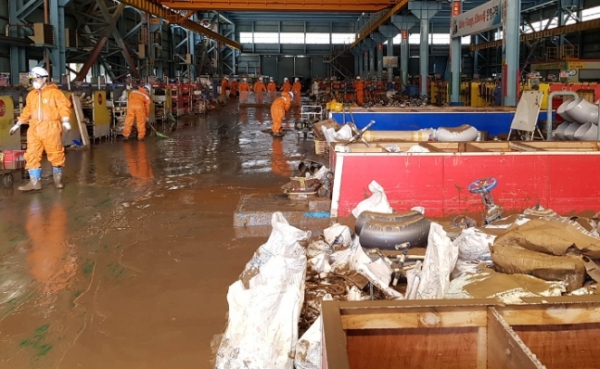 지난 7일 포스코 직원들이 제11호 태풍 '힌남노' 피해 복구에 총력을 다하고 있다.  [사진= 포스코]