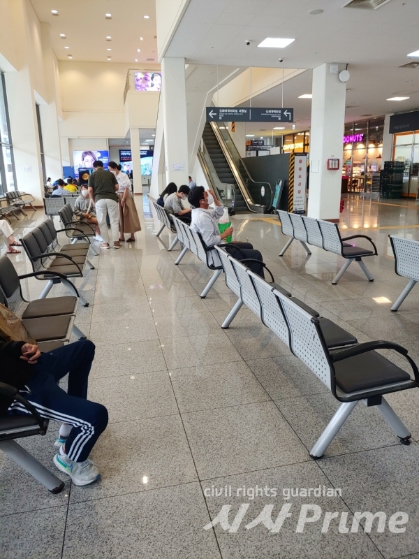 2022. 9. 11 귀경길에 오르는 시민들이 김해여객터미널 로비에서 버스를 기다리고 있다.  [사진=박시나 기자]