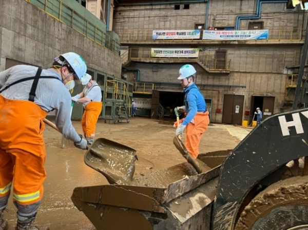 포항제철소 3연주공장에서 직원들이 밀려들어온 진흙을 퍼내고 있다.  [사진=포스코]