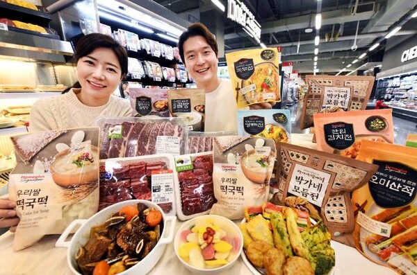 모델들이 12일 서울시 등촌동 홈플러스 메가푸드마켓 강서점에서 ‘간편한 설날밥상’ 기획전 행사 상품들을 선보이고 있다. 홈플러스 제공