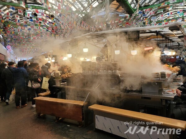 23. 01. 24. 김이 모락모락 올라오는 따뜻한 음식 앞에 모인 사람들. [사진=김용철 기자]