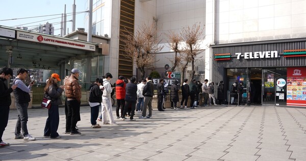 지난 23일 서울 시내 세븐일레븐 3개점에 이른 아침부터 위스키 구매자가 몰리며 진풍경을 연출했다. [사진제공=세븐일레븐]