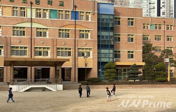 오후 4시 40분 경기도에 위치한 한 초등학교 운동장에서 방과후 몇몇 아이들이 공놀이를 하고 있다. [사진=양하늘 기자]