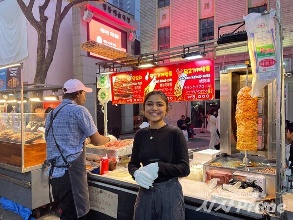 23. 4. 23.  케밥도 인기 있는 길거리 음식 중 하나다. 관광객들이 많아지면서 활기를 찾는 명동이다. [사진=백나은 기자]
