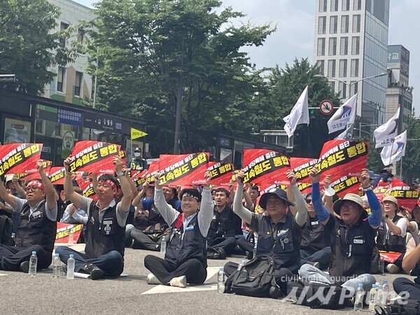 철도노조는 15일 오후 서울역 인근에 모여 총력투쟁 결의대회를 개최했다.[사진=백나은 기자]