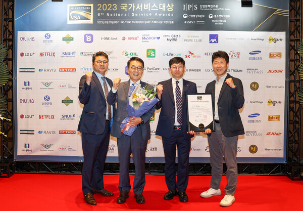 국가서비스대상을 수상한 한전KDN 김장현 사장(왼쪽 두번째)과 관계자들. [사진=한전KDN]