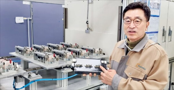 장기수 뉴인텍 대표가 충남 아산 공장에서 전기차용 커패시터 성능을 설명하고 있다. [사진=뉴인텍]