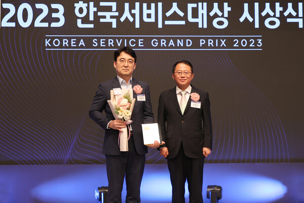 대우건설 신동혁 상무(왼쪽)가 강명수 한국표준협회 회장으로부터 ‘종합대상’을 수상하고 있다. [사진=대우건설]