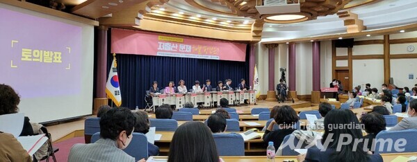23. 4. 24. 지난달 24일 한국여성단체협의회 주최로 열린 '저출산 문제 해결 방안 대토론회'에 참석한 참석자들이 발표자들의 토의에 집중하며 대책을 고심하고 있다. [사진=양하늘 기자]