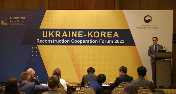한국 국토교통부 주관으로 우크라이나 키이우에서 열린 ‘한국-우크라이나 재건 협력 포럼’에서 KT 문성욱 글로벌사업실장이 ‘ICT Partner for Ukraine’이라는 주제로 우크라이나 재건을 위한 제안 발표를 하고 있다.  [사진=KT]